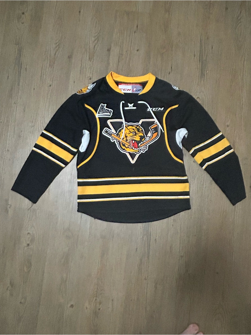 CCM Black & Yellow Hockey Sweater with Team Crest of the Tigre de Victoriaville